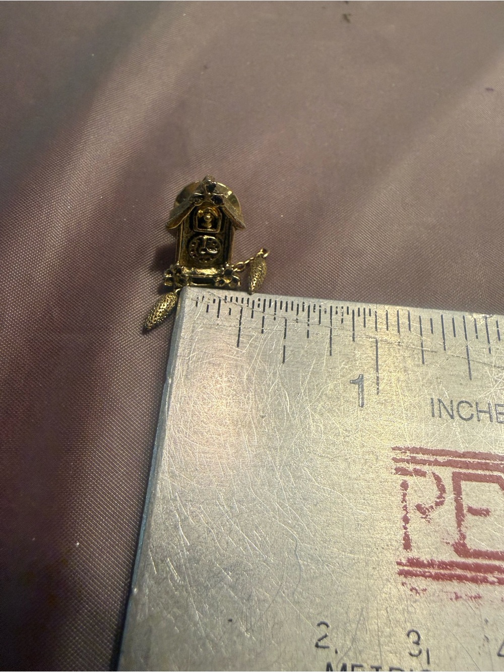 Vintage 1981 Avon Gold Tone Cuckoo Clock Lapel Pin Brooch - Picture 3 of 6